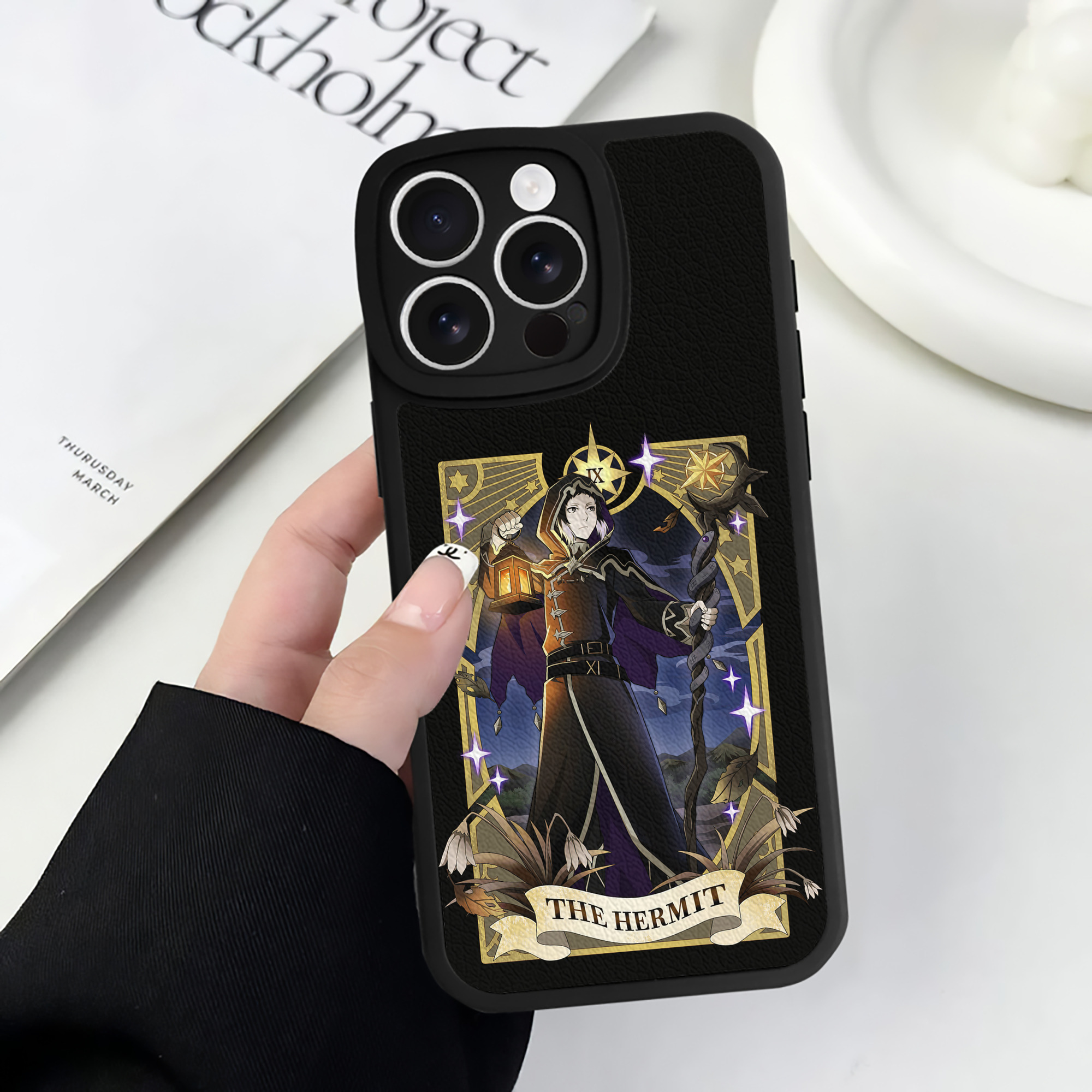 （画像用） 文豪ストレイドッグス Bungo Stray Dogs 【iPhone 16シリーズ対応】シリコンスマホケース（レザー調） 材質：シリコン